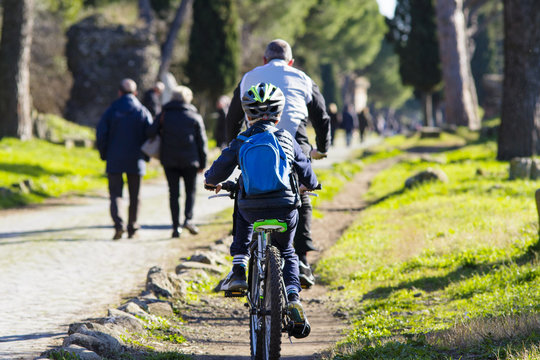 ciclisti e turisti in bicicletta lungo l'Appia Antica a Roma