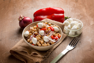 salad with chikpeas pepper and mozzarella