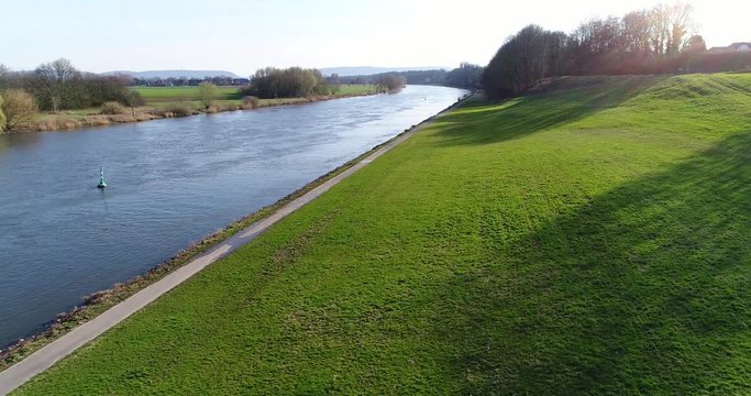 Fluss umgeben von gr&uuml;ner Wiese, Deutschland