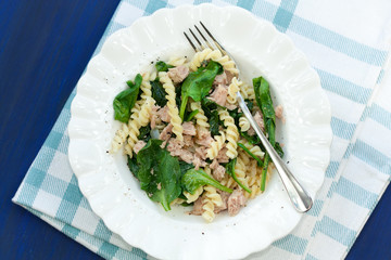 Fusilli pasta with spinach and tuna.