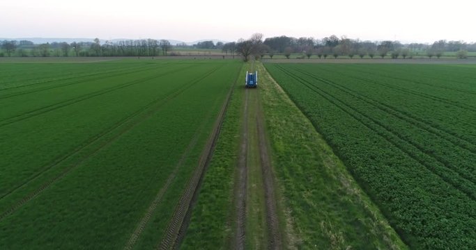 Traktor unterwegs auf Feldweg aus der Luft, Deutschland
