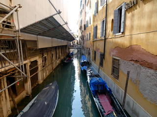 Fototapeta na wymiar Uno de los canales de la ciudad italiana de Venecia.