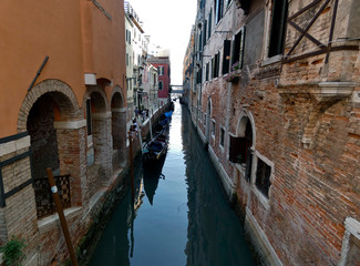 Fototapeta na wymiar Uno de los canales de la ciudad italiana de Venecia.