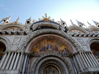 Fototapeta premium Catedral y basílica de San Marcos, principal templo católico de la ciudad de Venecia (Italia) y obra maestra de la arquitectura bizantina en el Véneto.