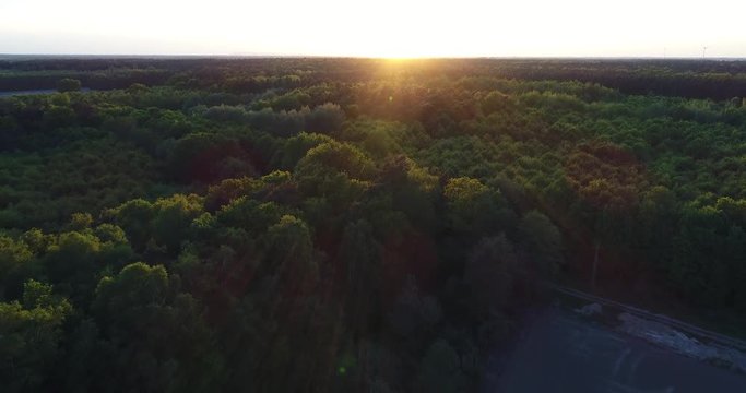Flug &uuml;ber Mischwald und Felder zum Sonnenuntergang, Deutschland