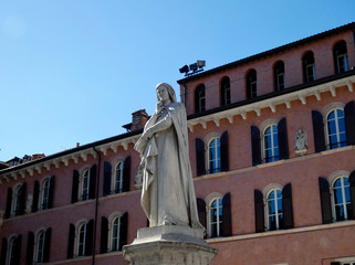 Fototapeta na wymiar Piazza delle Erbe, plaza más antigua de la ciudad de Verona, Italia.