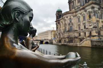 Fototapeta na wymiar A woman's sculpture in a street of Berlin