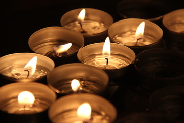 Teeelichter im dunkeln