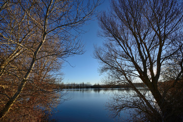 Obraz premium path and landscape that surrounds the urribarri gamboa reservoir and that are part of the Urizar hiking trail