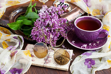 Obraz na płótnie Canvas Spring composition with lilac and tea cup
