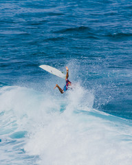 Surfer fliegt nach einem spektakulären Sturz durch die Luft auf Hawaii, Oahu