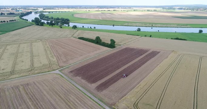 Traktor pfl&uuml;gt ein Feld