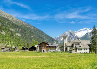 Villaggio alle pendici delle Alpi