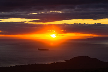 Sonnenuntergang entlang der road to hana mit Blick auf Molokini Hawaii, Oahu