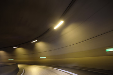 Kurvenfahrt im Tunnel - Stockfoto