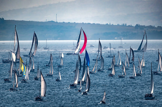 Barche a vela sul mare con forte vento che fanno una regata