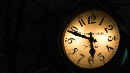 Naklejka premium old clock on black background