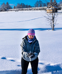 Eine Frau wirft einen Schneeball auf mich