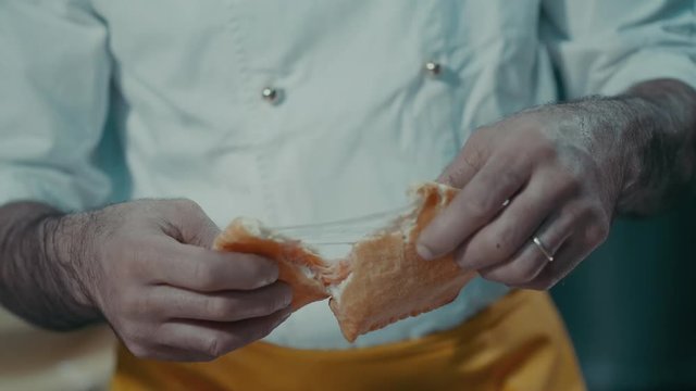 panzerotto barese apertura a met&agrave; con mani