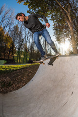 Fototapeta premium Skateboarder dropring a ramp