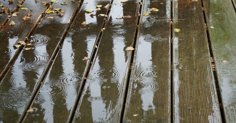 Spiegelung auf nassen Holzdielen