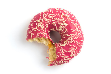 Angebissener Donut mit pinker Zuckerglasur mit weissen Hintergrund