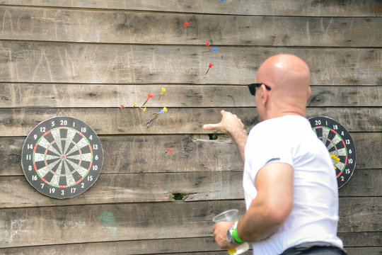 darts playing