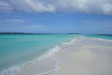 Fototapeta na wymiar Amazing turquoise water view along a beach in the Maldives