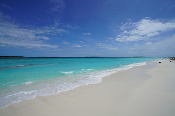 Fototapeta na wymiar View of the ocean on Veyofushi Island, Maldives