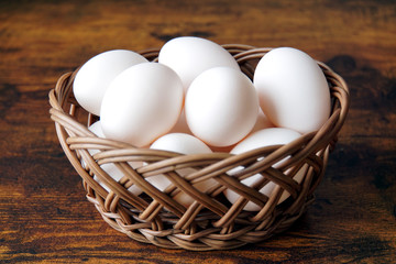 かごに入っているたくさんの白い生卵