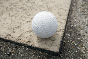 ホームベースと軟式ボール