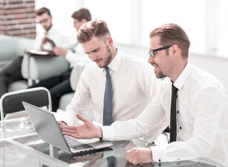 Obraz premium colleagues discussing current information at the desktop