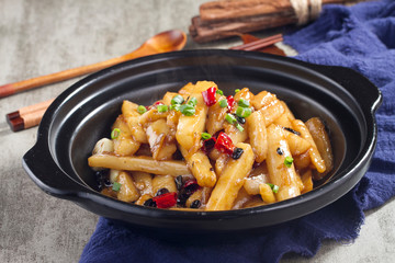 Spicy fried rice cake in a black pot