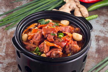 Stewed pig feet in a black pot
