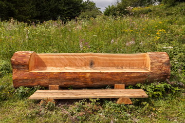 Holzbank aus einem Baumstamm