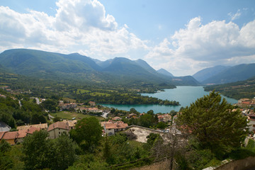 Fototapeta na wymiar Paesaggio sul lago di Barrea con omonima città in primo piano