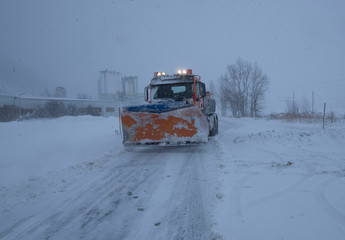 schneepflug auf landstrasse