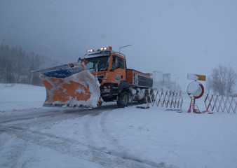 schneepflug auf landstrasse