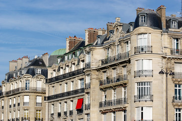 Obraz premium Haussmannian buildings facades in Paris city