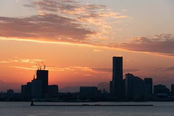 都市の港の夕焼けの風景