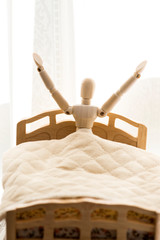 Fototapeta na wymiar ベッドから起き上がった人形
