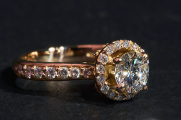 Anello d'oro con diamanti, gioiello di lusso