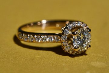 Anello d'oro con diamanti, gioiello di lusso