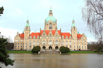Fototapeta na wymiar Hannover town hall and river in Hannover, Germany 