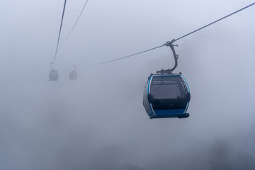 Obraz premium Cable car in the fog.Beautiful nature trail (da nang,vietnam)
