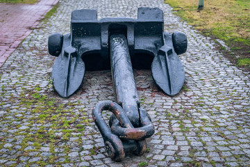 Großer, alter Anker an Land