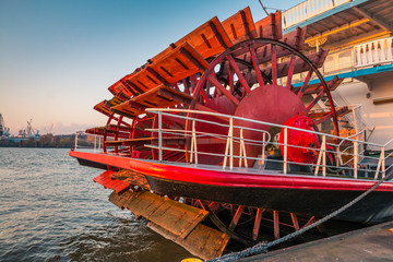 Antrieb eines Raddampfers an der Elbe