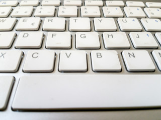 dinero encima de teclado trabajar barato o caro con teclado y ordenador blanco