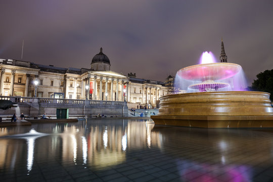 Trafalgar Square and fountain at night