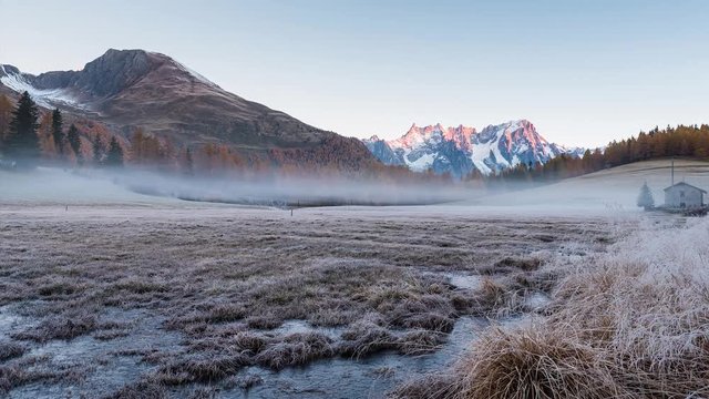 Alba in montagna in autunno, Monte Bianco, Valle d'Aosta